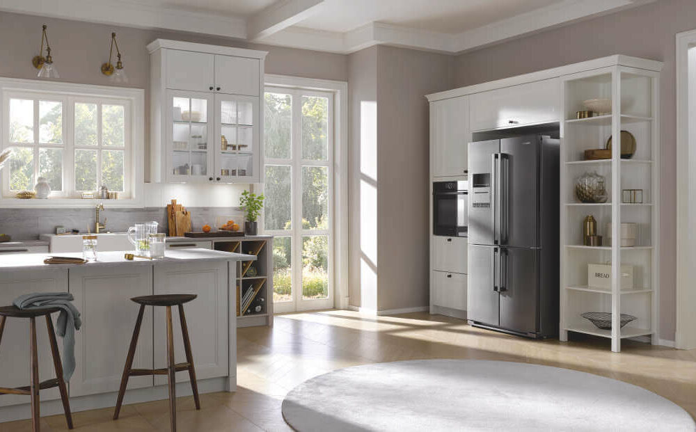 Bauformat Landhaus U-Küche weiß mit Kühlschrank